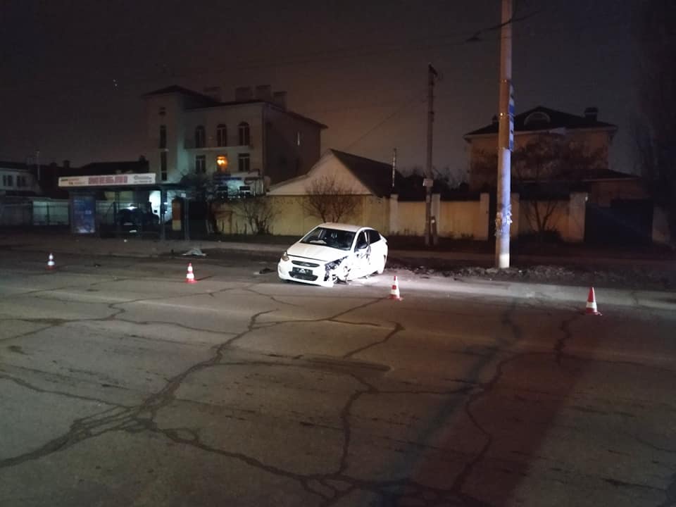 Легковушка и электроопора сошлись в неравном 