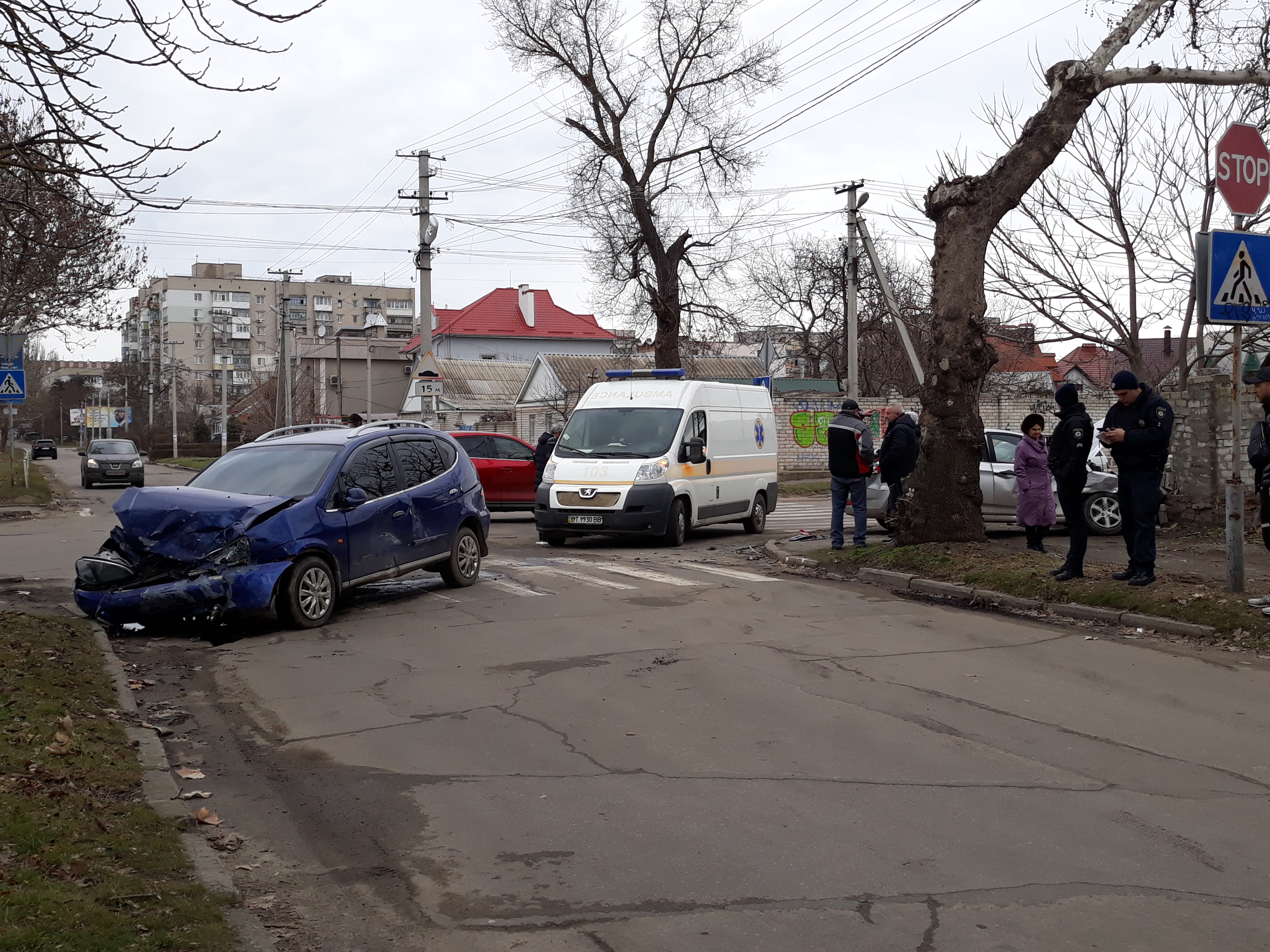 Был забор, теперь его нет - на место ДТП в центре Херсона вызвали полицию, скорую и спасателей