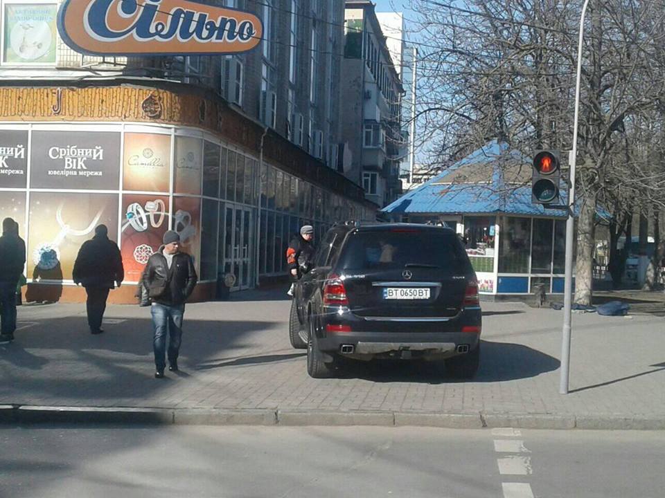 Херсонские водители оставляют свои автомобили где попало (ФОТО)