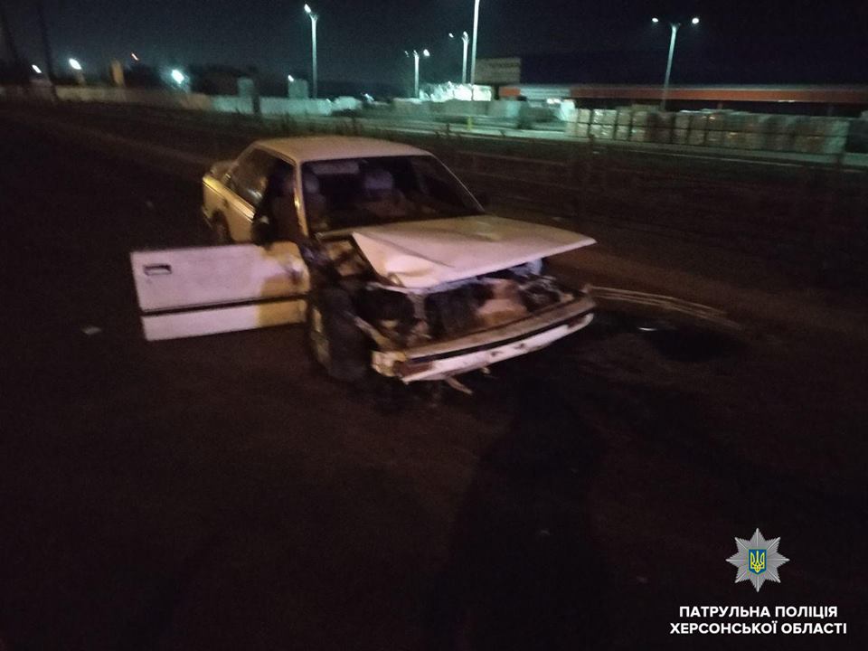 Херсонець хотів ввести в оману патрульних: чоловік розтрощив автомобіль та дорожнє огородження і хотів залишитись незаміченим (ФОТО)