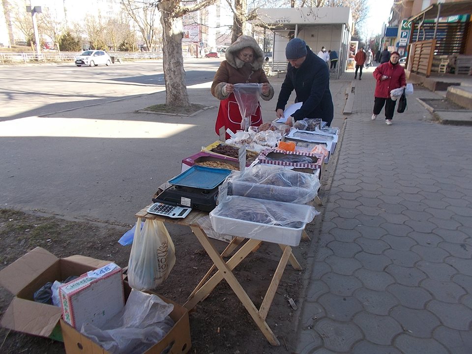 Небезпечні ласощі: у Херсоні торгують солоденьким без відповідних документів