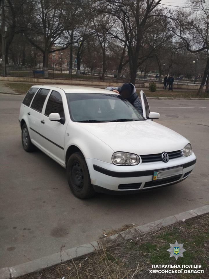 Херсонські патрульні помітили ознаки втручання в номер кузова