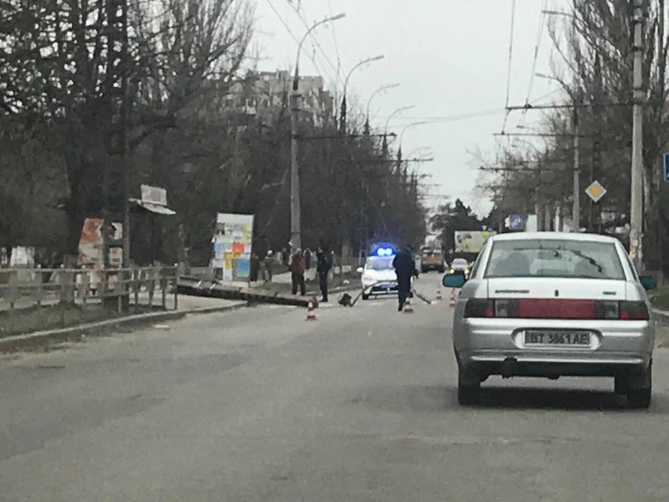 В Херсоне на остановку общественного транспорта обрушился столб (ФОТО)