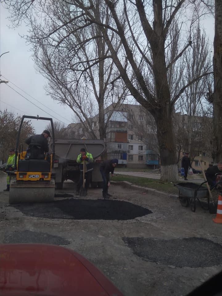 В Херсоне латают ямы по ул. Кольцова (ФОТО)