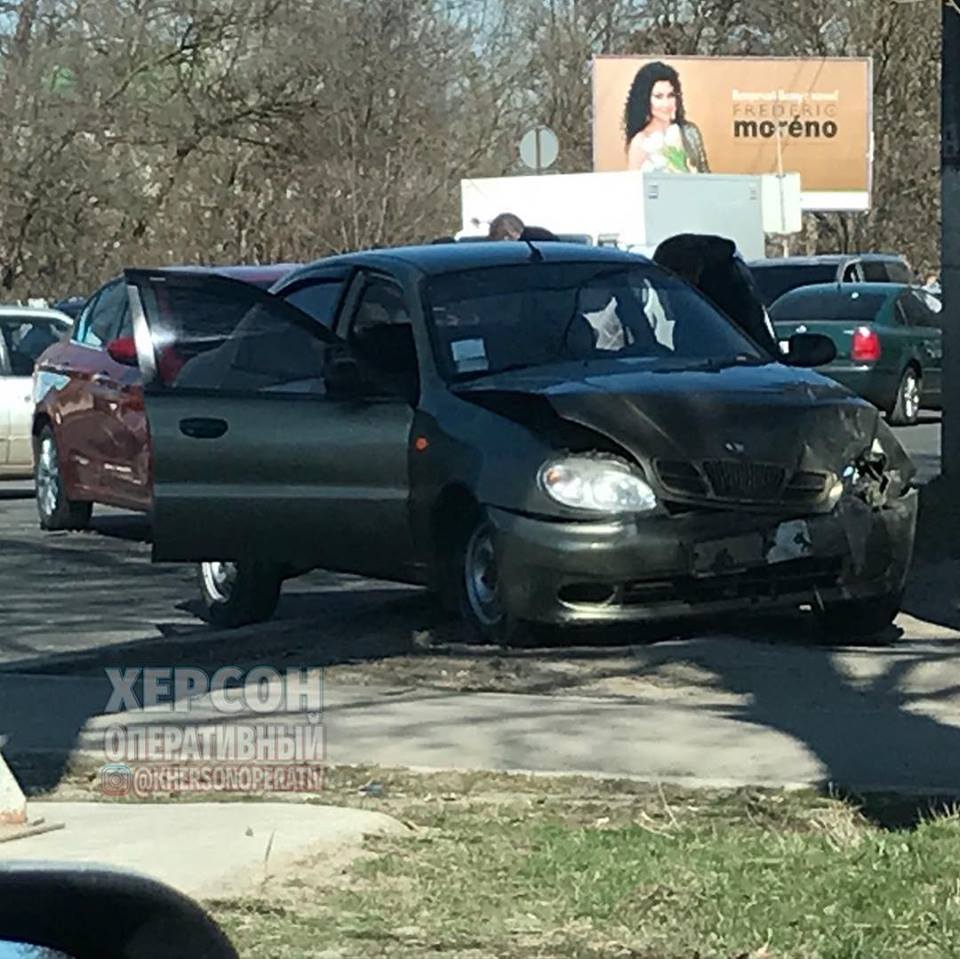 Один из автомобилей вылетел с проезжей части на газон - в Херсоне ДТП