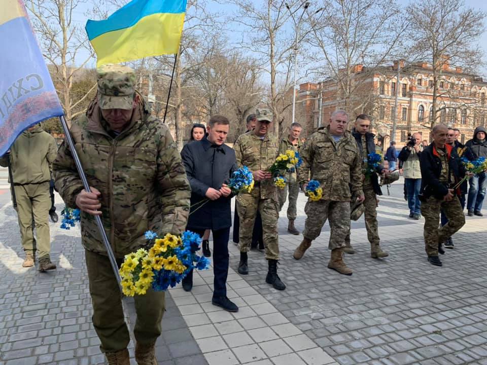 День добровольця - у  Херсоні урочисто поклали квіти до меморіалу на Алеї Героїв Незалежної України (фото)