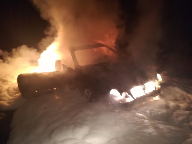 В Олешківському районі у вогні згорів Мерседес