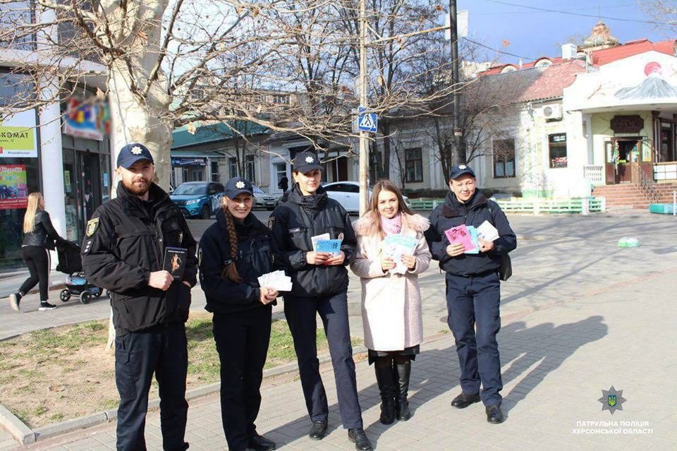 Патрульні разом с представниками юстиції провели для херсонців черговий право-виховний вуличний урок