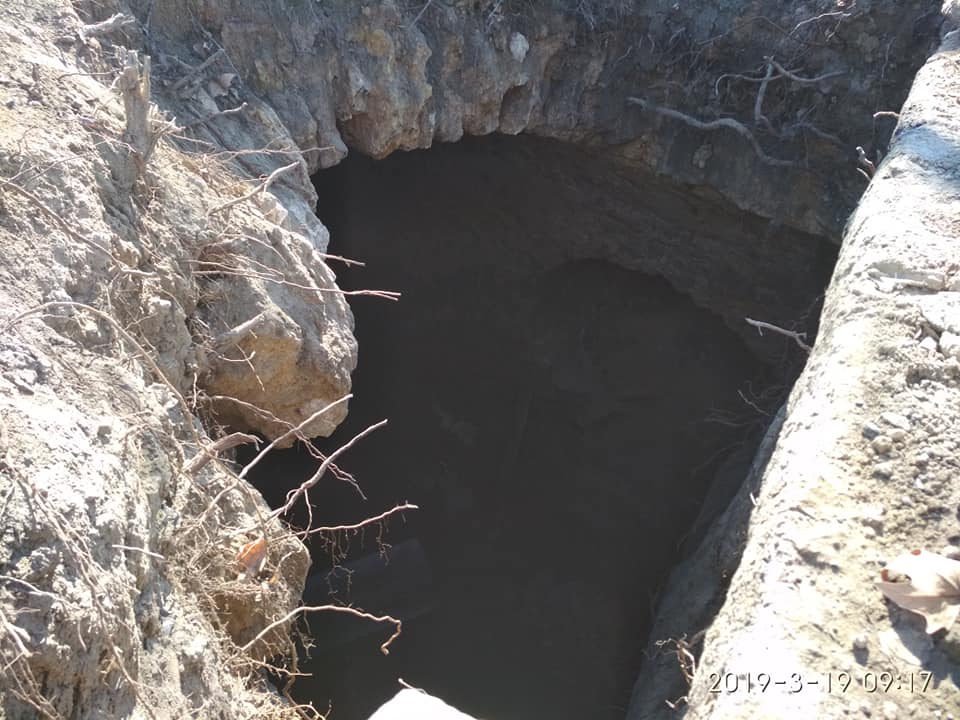 Возле херсонского водоканала обнаружили катакомбы  (ФОТОФАКТ)