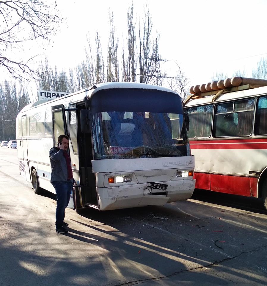 На проблемном перекрестке Херсона в ДТП попал автобус с детьми