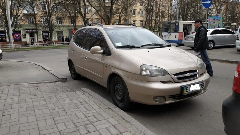 В Херсоне активистка с помощью патрульных преподала урок 