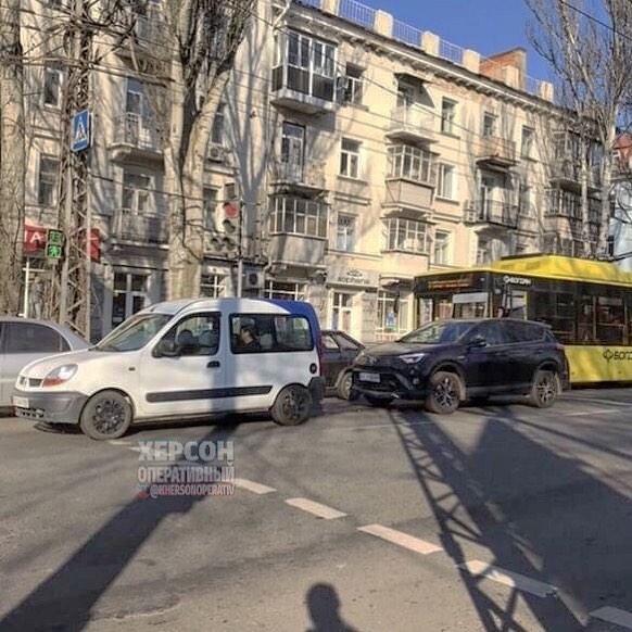 Несмешное утро понедельника - в Херсоне ДТП (ФОТО)