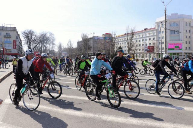 Завтра зранку на головній площі Херсона усіх велосипедистів пригощатимуть кавою та яблуками