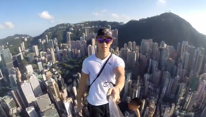 В одном из недостроенных зданий Херсона обнаружили тела двух подростков - соцсети