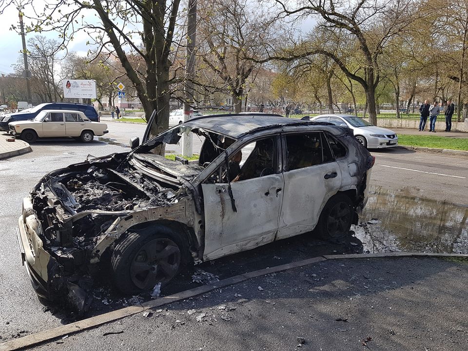 Поджигатель автомобиля в центре Херсона предусмотрительно закрыл лицо маской - в сети появилось видео с камер наблюдения