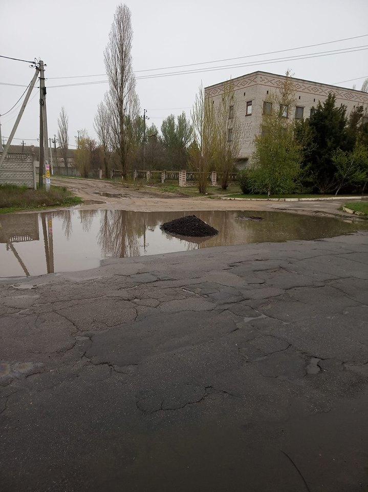 Попытки засыпать лужу в Голой Пристани оказались тщетными (ФОТОФАКТ)