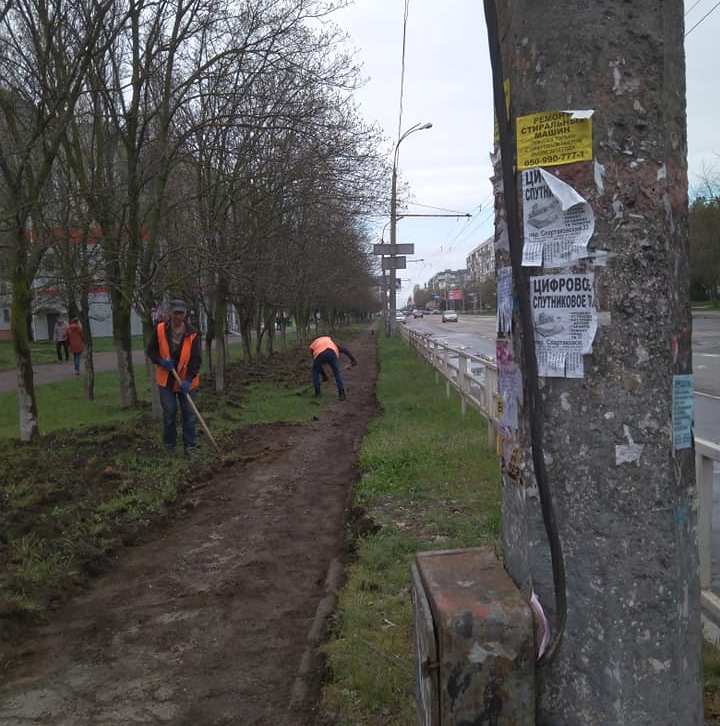 Весна - в Херсоне пришло время откапывать тротуары (фотофакт)