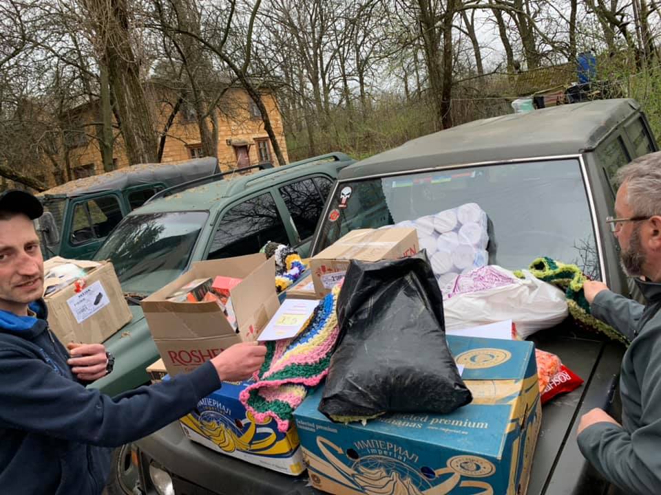 У Херсоні виробництво сітки поставлено на потік - чергова поїздка волонтерів на фронт пройшла під прапором 