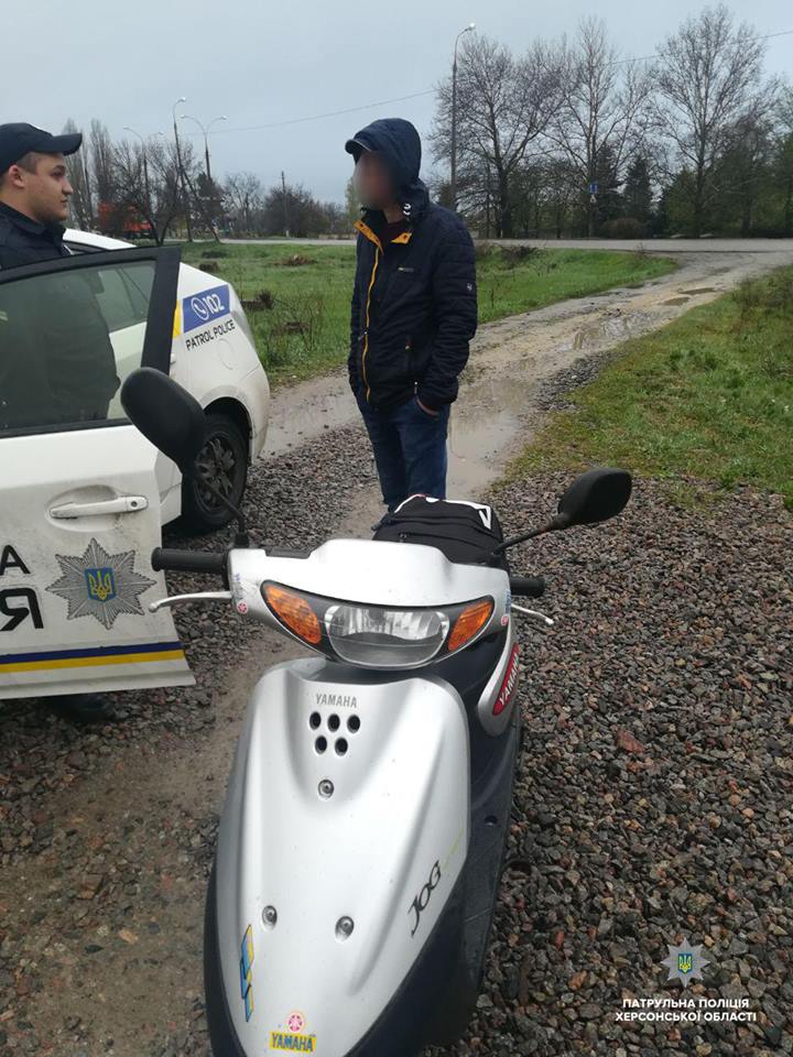 Керувати мопедом теж треба тверезим - херсонець отримав протокол від патрульних