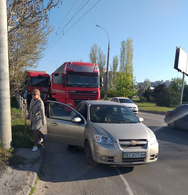 В Херсоне на Николаевском шоссе образовался затор - в районе мостов авария