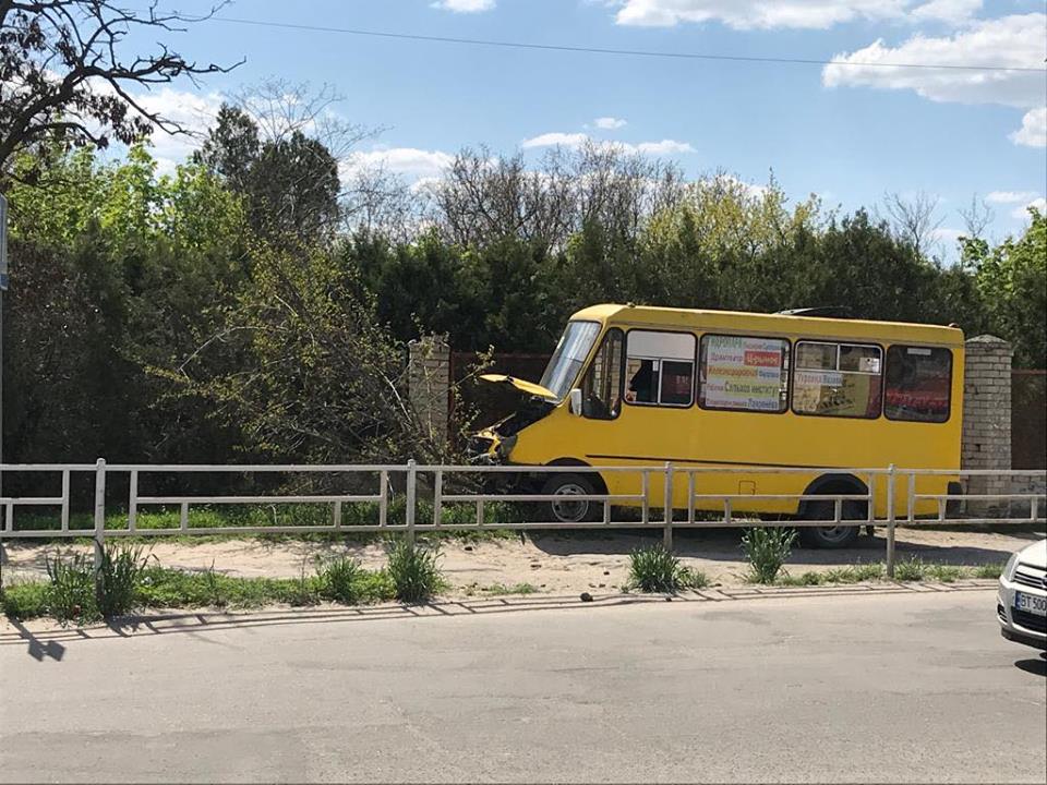 На своем пути снесла ограждение и дерево - в Херсоне маршрутка вылетела на тротуар