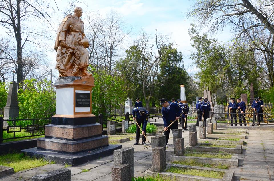 Меморіальний комплекс визволителям Херсона готовий до Дня Перемоги, і все завдяки курсантам Морського коледжу