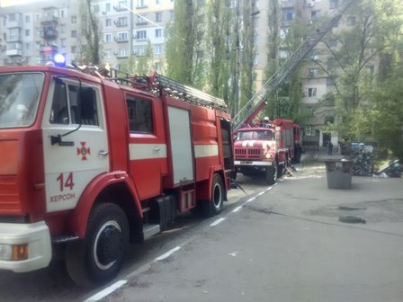 Минулої доби рятувальники двічі виїжджали на пожежі у багатоповерхівках - у Херсоні горів балкон, у Каховці квартира