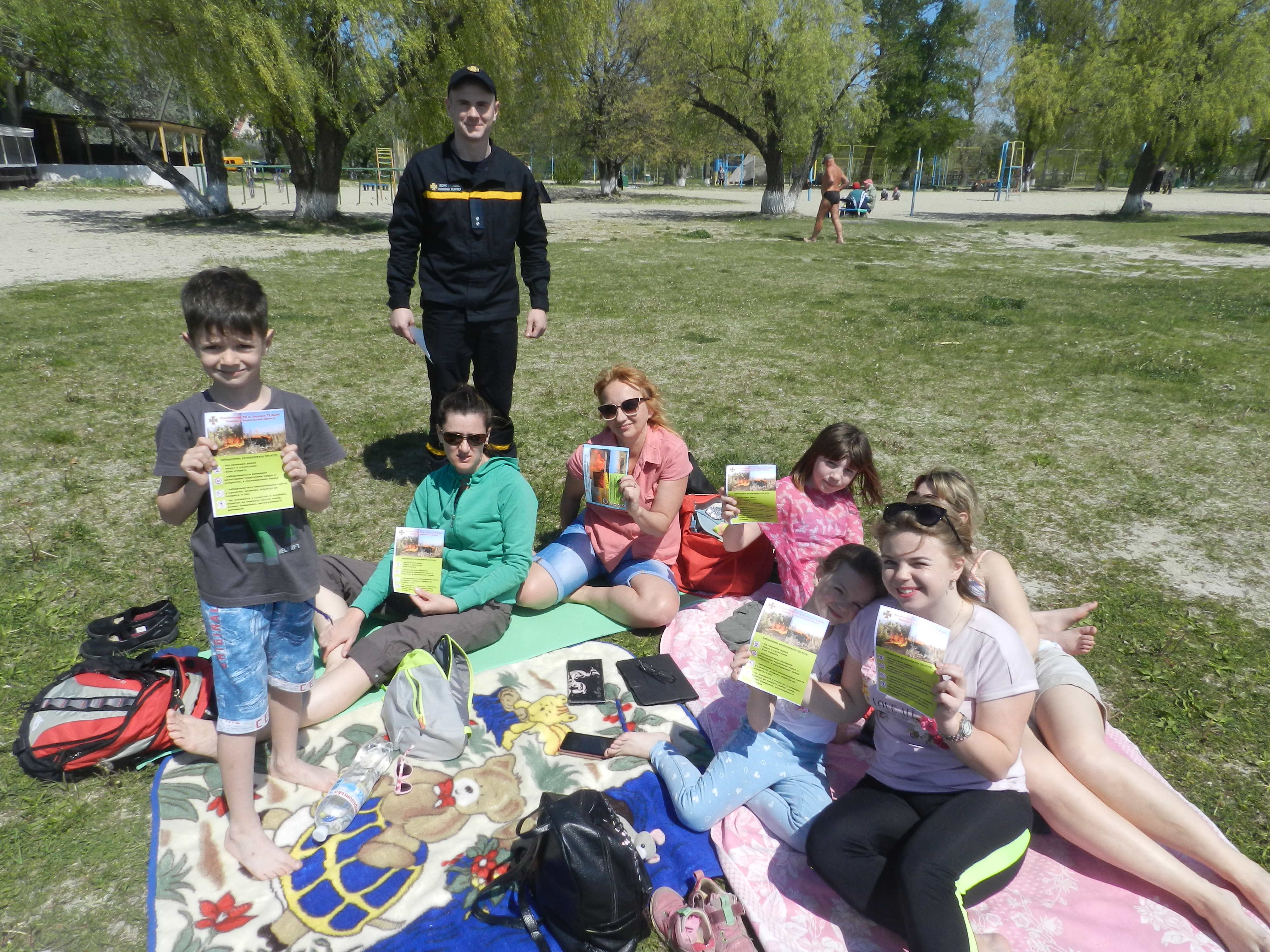 Відвідувачам Гідропарку розповіли, як себе поводити - біля водоймищ треба бути обережнішим