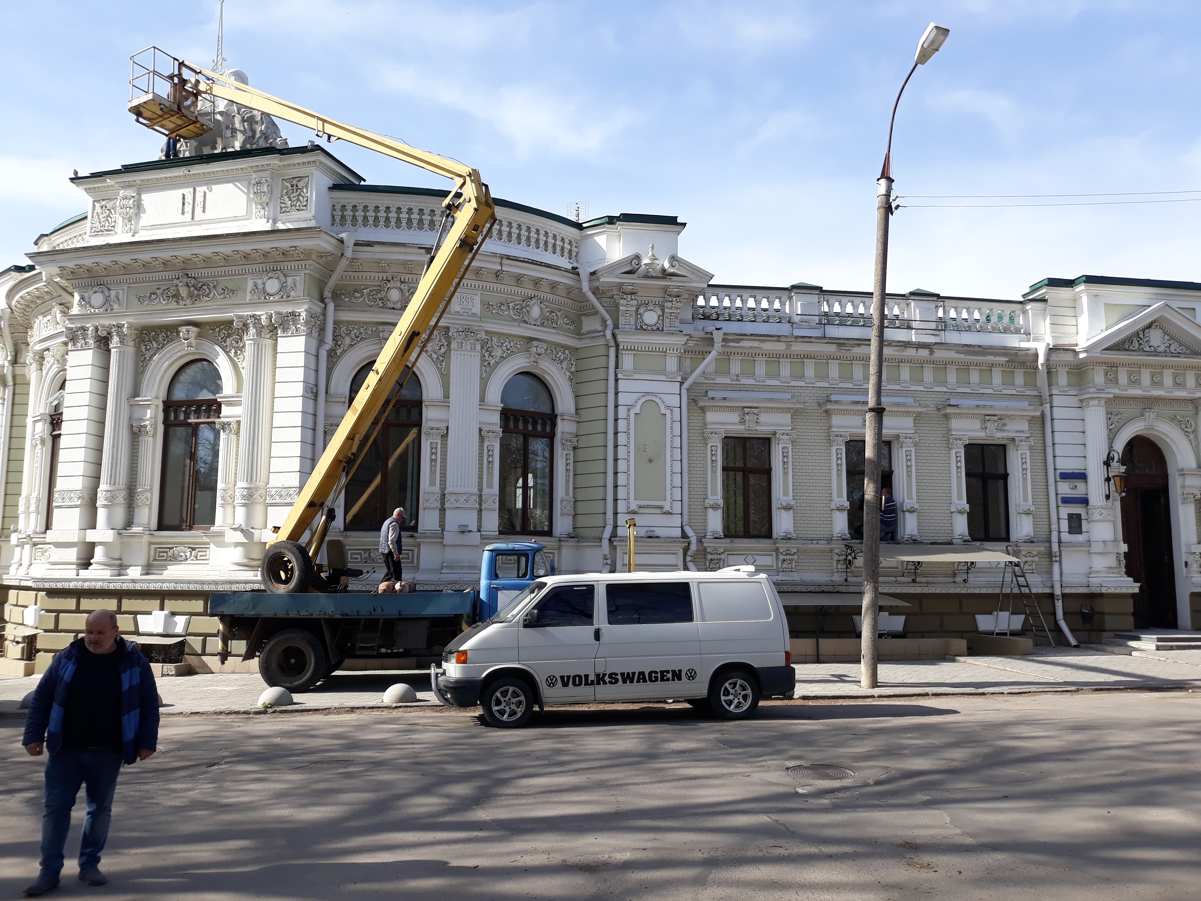 У старинного здания в центре Херсона появился новый владелец и сразу начал наводить марафет