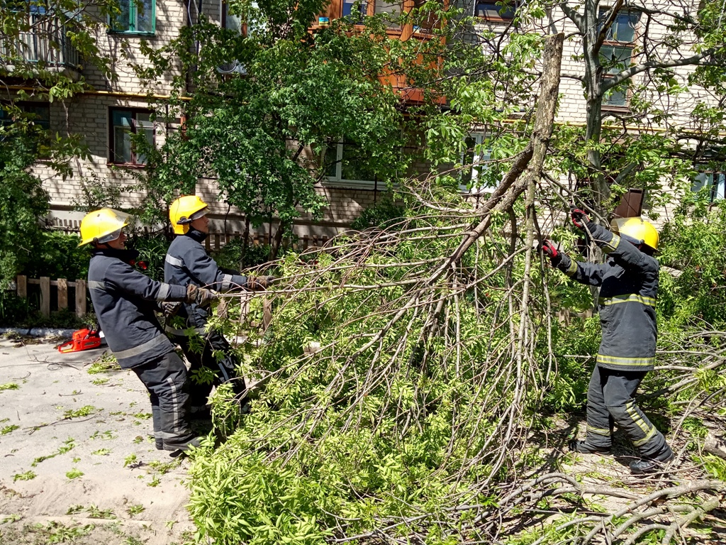 Мешканці багатоповерхівки у Каховці не могли вийти з дому - завадила стихія