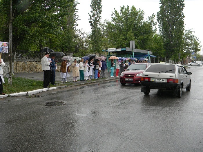 Водії сигналили і знижували швидкість - фахівці Херсонської дитячої лікарні вийшли на традиційну вуличну акцію