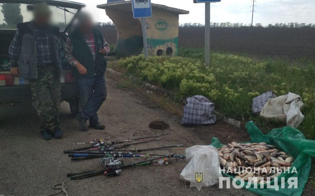 На Херсонщині поліцейські зупинили автомобіль з повним багажником незаконно виловленої риби