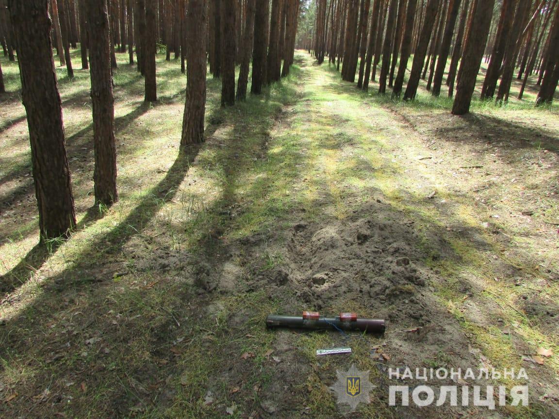 Хтось забув гранатомет - у лісі під Олешками відпочивальники знайшли небезпечну зброю