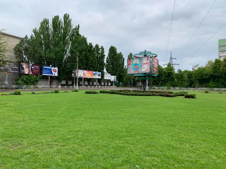 Площа Мозгового у Херсоні розцвіла - звертають увагу містян чиновники і просять бережно ставитися до комунального майна