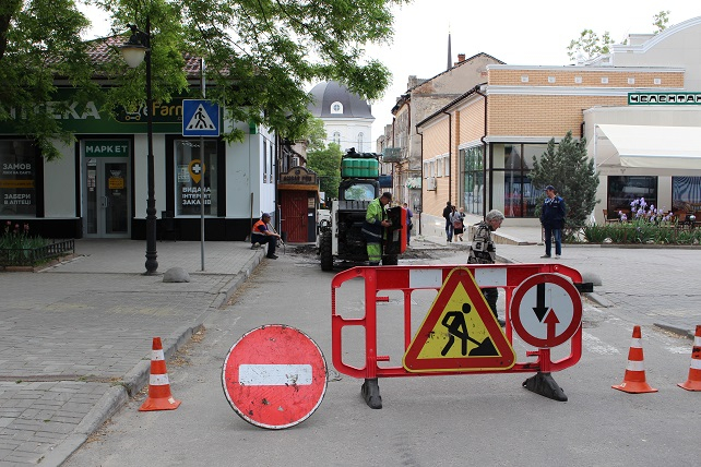 У Херсоні ремонтують дороги - сьогодні дорожники працюють на двох вулицях і в одному переулку