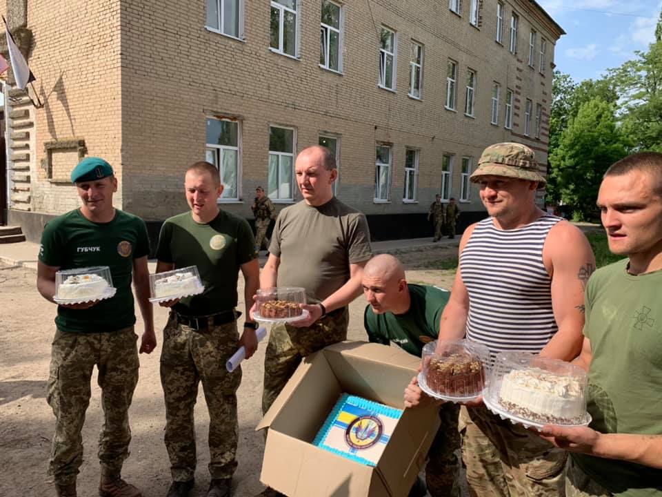 Відомий херсонець дядя Гриша почастував морських піхотинців солоденьким (фото)