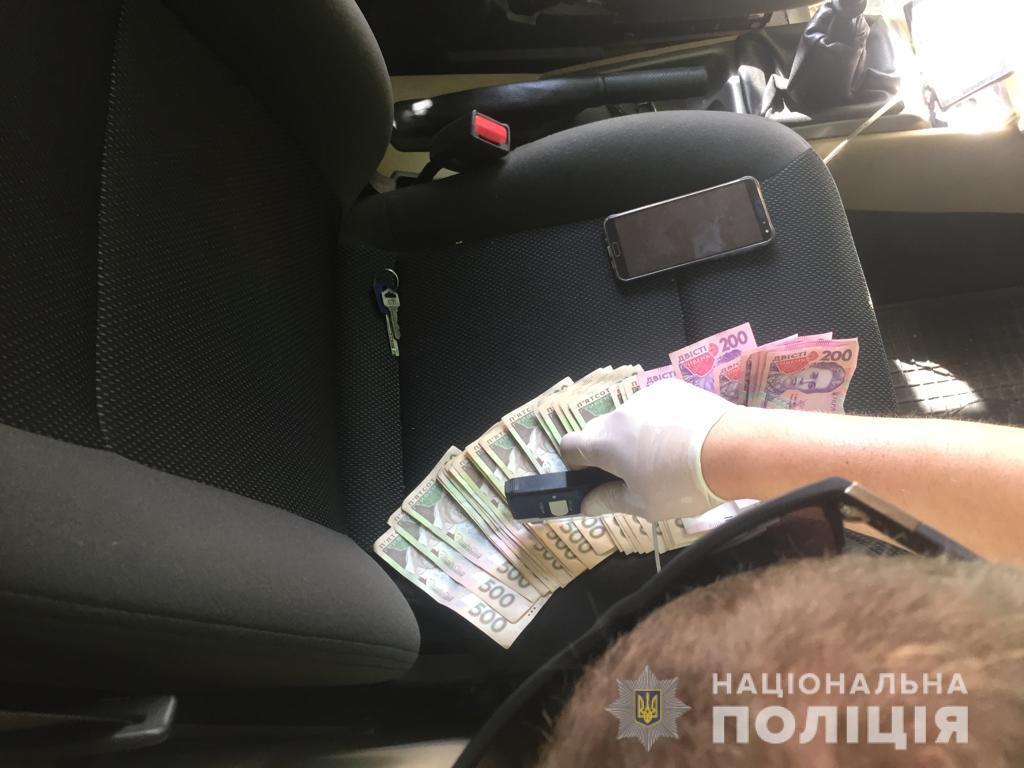 Посадовцю, який вимагав хабар за право постачати продукти до шкіл, обиратимуть запобіжний захід