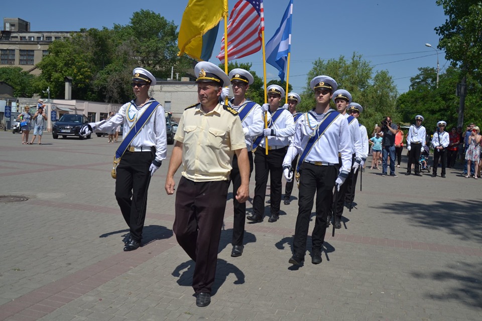 Курсанти ХДМА взяли участь у флешмобі на підтримку полонених українських моряків (ФОТОРЕПОРТАЖ)