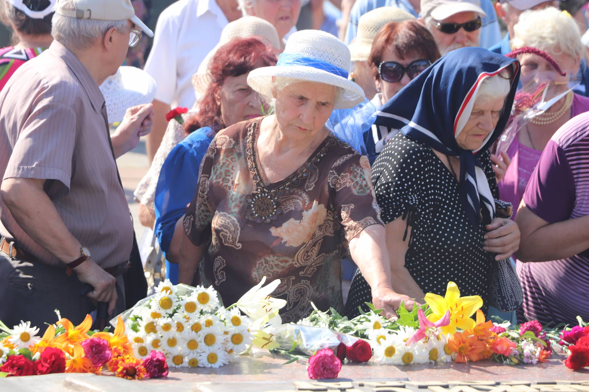 «Горить, не згасне пам’яті свіча»: на Херсонщині вшанували пам`ять жертв війни в Україні