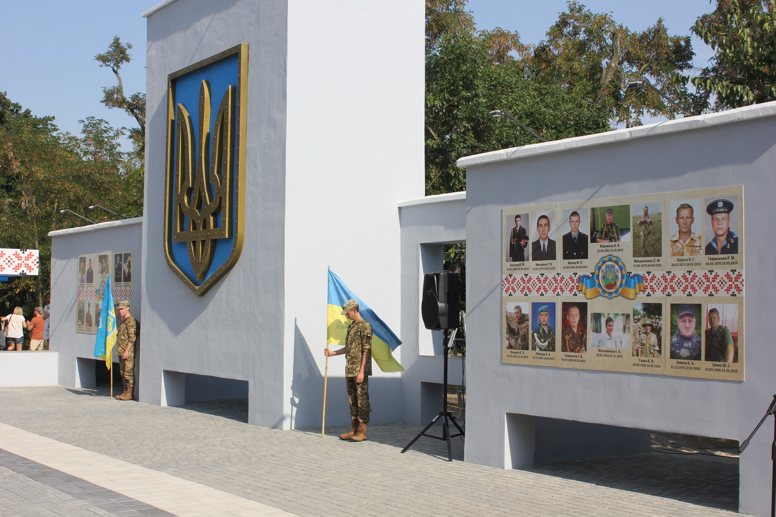 У Херсоні поліція встановлює зловмисників, які намалювали заборонену символіку на «Алеї Героїв України»