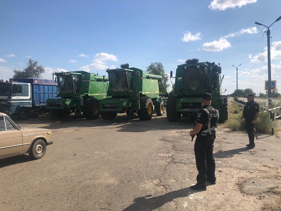 На Херсонщині поліція встановлює законність проведення робіт зі збору врожаю зернових в Генічеському районі