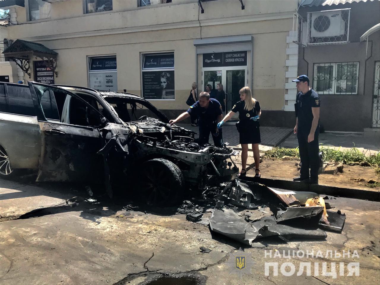 Поліція встановлює обставини загоряння авто у Херсоні