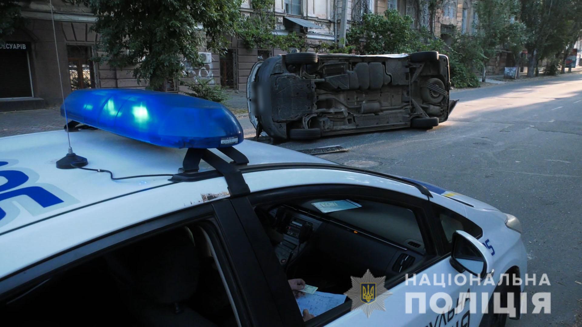 Поліція з’ясовує обставини ДТП у Херсоні за участю автомобіля, який перевозив виборчі бюлетені