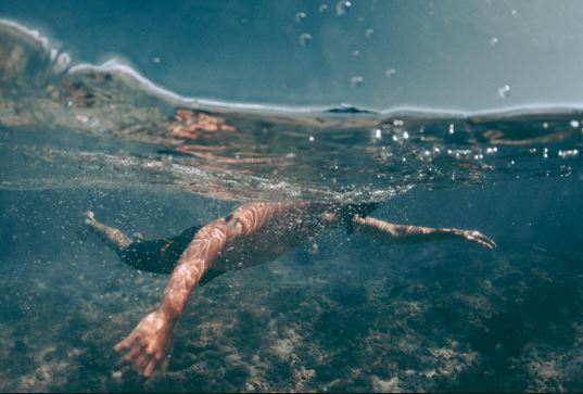 Дед зашел в воду, держа внучку на плечах: рыбаки рассказали, как на их глаза утонули два человека