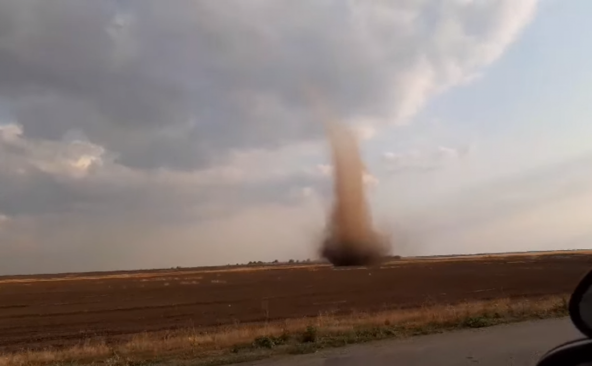 Над Херсонской областью пронесся смерч: впечатляющее видео