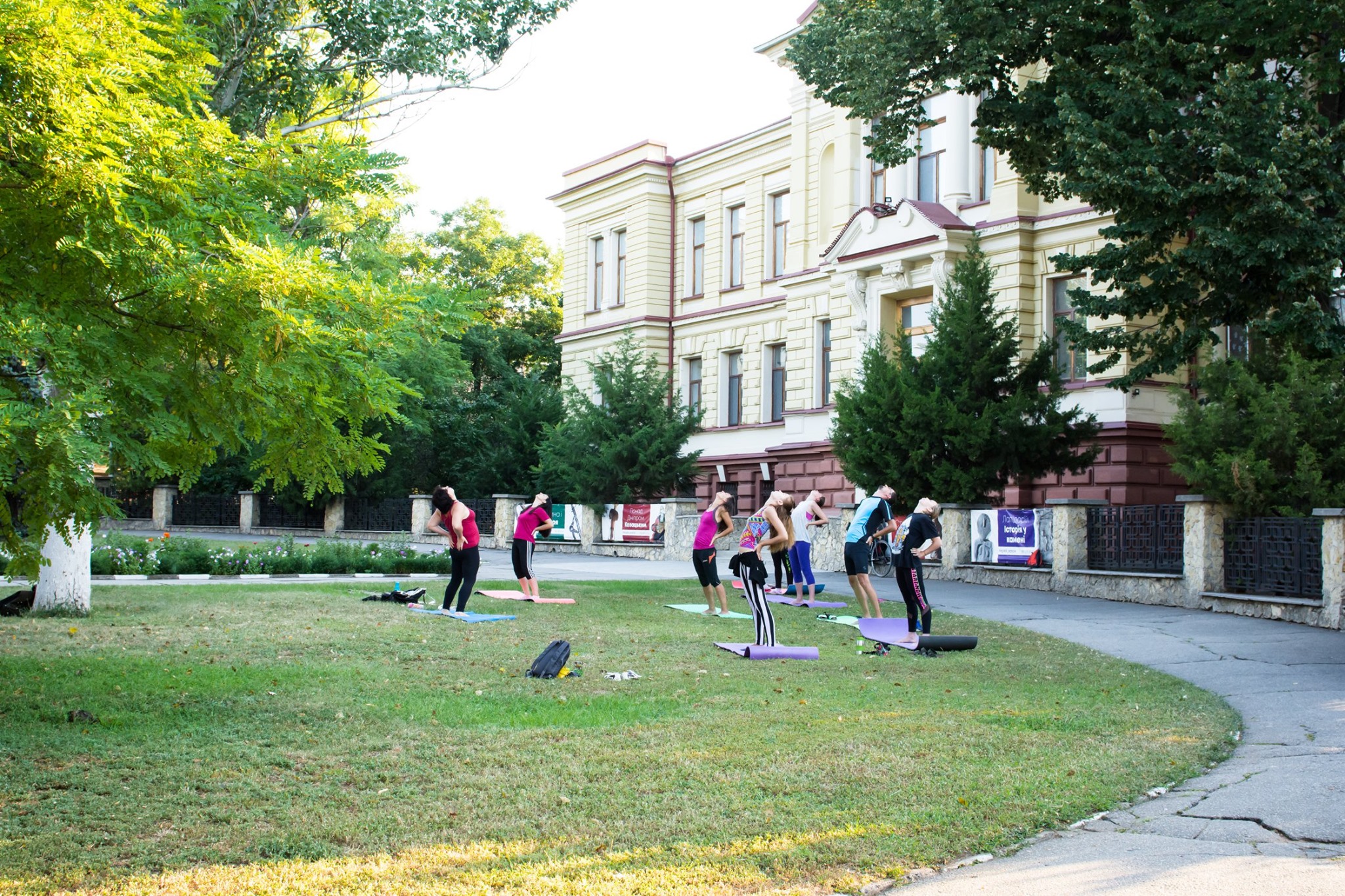 Херсонців запрошують займатися йогою біля музею