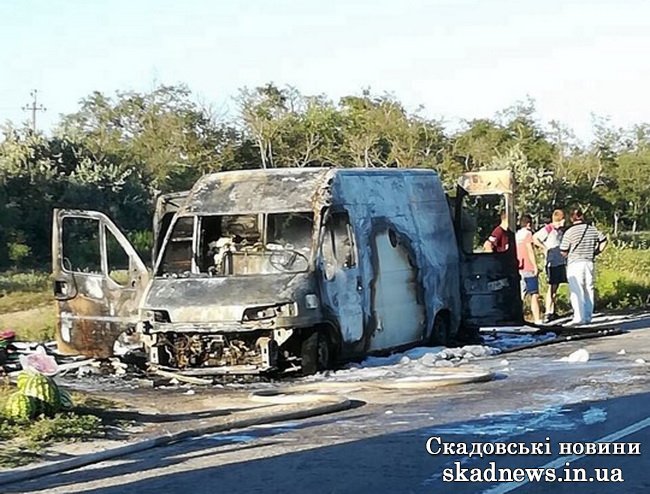 На трасі Скадовськ - Лазурне  за лічені хвилини згорів автомобіль