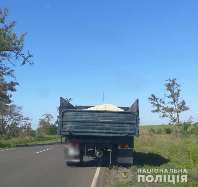 На Херсонщині продовжуються перевірки вантажівок з піском