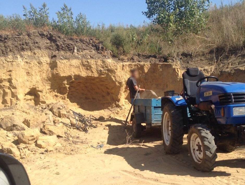 Поліція Херсонщини продовжує вживати заходи з протидії незаконному видобутку надр