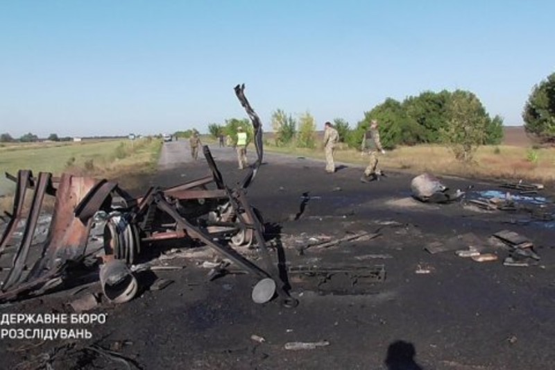 На херсонській трасі загорівся причеп з військовою піротехнікою